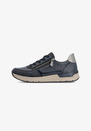 Baskets bleu foncé avec semelle beige, lacets noirs, fermeture éclair latérale et une pièce argentée métallisée au talon, présentée de profil sur fond blanc.