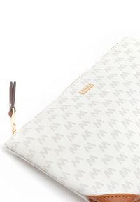 Funda de lona blanca con un sutil patrón de logotipos en gris, que presenta un acento de cuero marrón y un tirador de cremallera en tono dorado para el cierre.