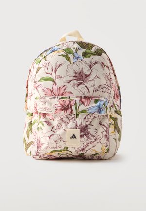 Sac à dos avec fond beige comportant des motifs floraux détaillés roses, bleus et verts et une poche avant avec un patch logo Adidas.
