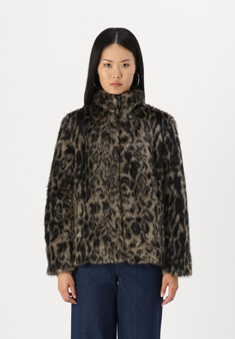 Veste en fausse fourrure imprimé léopard avec un col montant, dotée d'une fermeture éclair sur le devant, de manches longues et d'une finition douce et texturée. Assortie à un jean foncé.