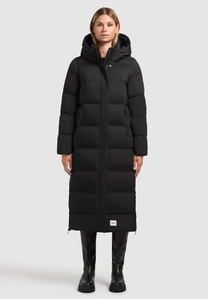 Lange zwarte pufferjas met een slim-fit ontwerp, capuchon en ritszakken aan de zijkant. Geweven quiltpatroon en een logo-embleem aan de onderrand.