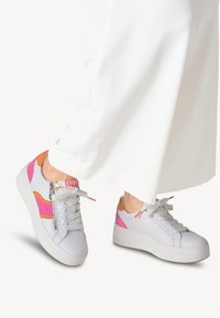 Sneaker bianche con accenti rosa e arancione, suola bianca texturizzata, lacci frontali e dettaglio con cerniera laterale. Materiale in pelle liscia.