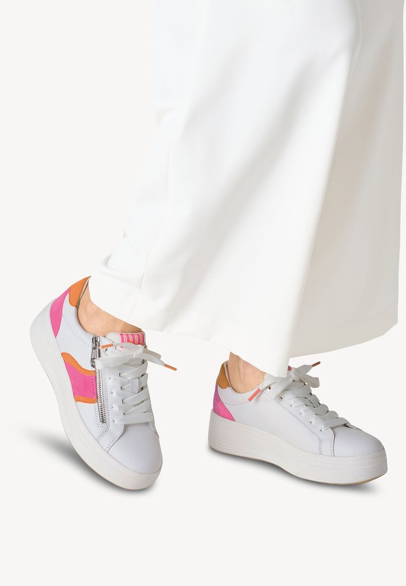 Sneaker bianche con accenti rosa e arancione, suola bianca texturizzata, lacci frontali e dettaglio con cerniera laterale. Materiale in pelle liscia.