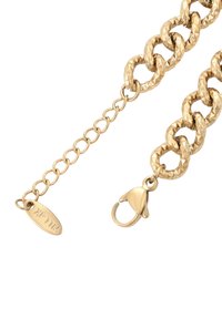 Gouden gehamerde ketting met een lobster sluiting en verstelbare schakels, inclusief een klein ovale tag die aan de verlengkettinkje is bevestigd.