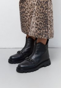 Cesare Gaspari Botines con plataforma - black