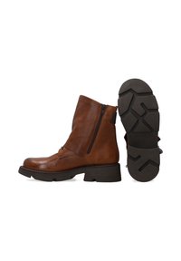 Hnědé kožené kotníkové boty se zipem na boku, plochou černou gumovou podrážkou a jemnými švy. Strukturovaný povrch pro lepší úchop.