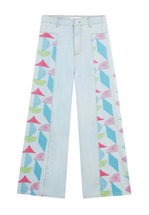 Jeans in denim azzurro chiaro a gamba larga con motivi geometrici colorati in rosa, verde e blu sui pannelli laterali. Vita standard e chiusura con bottone.
