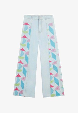 Jean en denim bleu clair à jambes larges avec des motifs géométriques colorés en rose, vert et bleu sur les panneaux latéraux. Taille standard et fermeture à bouton.