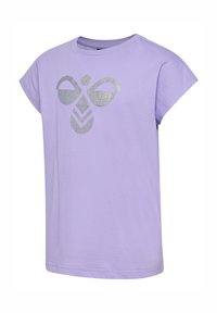 Lavendelfarbenes T-Shirt mit kurzen Ärmeln aus Baumwolle, mit einem silbernen Glitzer-Design auf der Vorderseite, das geometrische Formen darstellt.