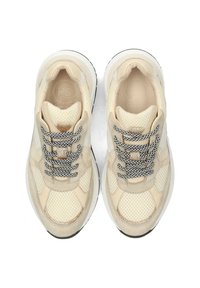 Beige sport schoenen gemaakt van mesh en suède, met zwart-witte gespikkelde veters, een gewatteerde tong en een witte zool.
