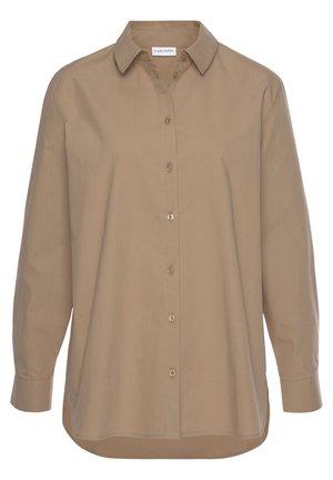 Camisa beige de manga larga con cuello y botones en la parte delantera, con un dobladillo ligeramente curvado.