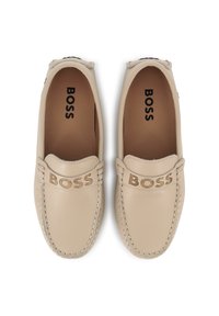 Beige ādas mokasīni ar izšūtu "BOSS" logo, noapaļota deguna forma, kontrastējoša šuvuma detaļas un mīksta iekšējā oderes izvēle. Plakana zole.
