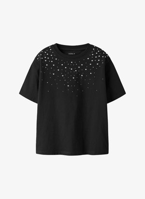 Czarny t-shirt z krótkim rękawem z rozsianymi małymi i średnimi błyszczącymi srebrnymi ćwiekami wokół dekoltu i ramion.