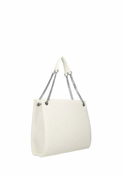 Sac à main blanc matelassé avec des anses en chaîne argentée, présentant une forme structurée et une texture lisse. Aucun motif ou accent distinct visible.