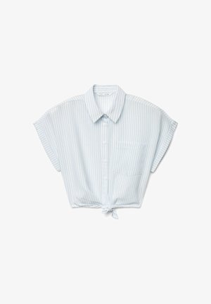 Camicia a righe verticali azzurro chiaro e bianco, maniche corte, con collo, taschino sul petto e nodo frontale.