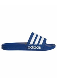 Plava natikača s tri bijele pruge i "adidas" logotipom. Izrađena od sintetičkog materijala s glatkom teksturom i ravnim dizajnom potplata.
