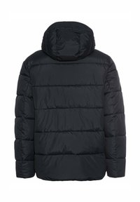 Schwarze Pufferjacke mit Kapuze, mit horizontalen gesteppten Abschnitten, Reißverschluss und einer glatten, glänzenden Textur.