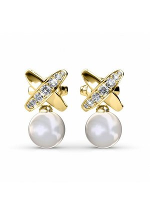 Gouden oorbellen met een kruisend ontwerp, versierd met heldere kristalaccenten en een grote, glanzende witte parel als hanger.