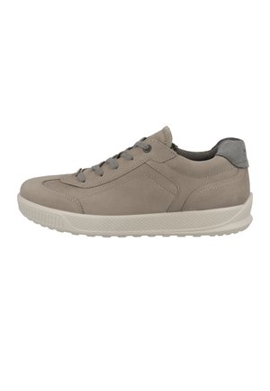 Lichtbruine leren casual sneaker met grijze veters, gewatteerde kraag en getextureerde witte rubberen zool, zijaanzicht op witte achtergrond.