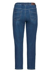 Jeans in denim blu scuro con una vestibilità comoda, caratterizzati da una superficie liscia, tasche posteriori e una vita con una patch in pelle.