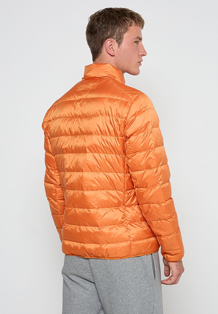 Padded-Jacke in leuchtendem Orange, mit hohem Kragen und gestepptem Design. Glattes, glänzendes Material mit taillierter Silhouette und langen Ärmeln.