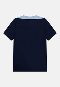 Námořnická modrá tričko s krátkým rukávem, obohacené o světle modrý límec. Hladká, lehká tkanina se základním střihem. Žádné viditelné vzory ani detaily.