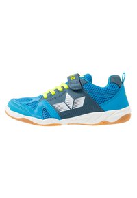 Niebieskie i granatowe buty sportowe z siateczkową cholewką, żółtymi sznurowadłami, rzepem, białymi akcentami i gumową podeszwą z teksturowanym bieżnikiem.