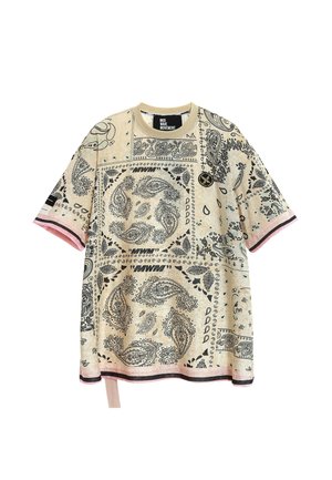 Camiseta beige oversize con estampado de bandana paisley en negro, rayas rosas y negras en las mangas y el bajo, y escote redondo.