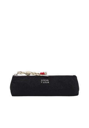 Estuche rectangular negro con cremallera, con un tirador de cuerda blanca con cuentas rojas y el logo "BIMBA Y LOLA" en letras plateadas.
