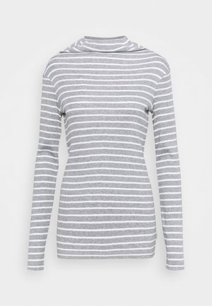 Maglietta a maniche lunghe a righe grigie e bianche. Presenta un collo alto e un design aderente. Realizzata in tessuto morbido con una texture liscia.
