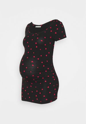 Schwarzes Umstandstop mit kurzen Ärmeln, versehen mit einem Muster kleiner roter Herzen, entworfen für eine figurbetonte Silhouette, die einen wachsenden Bauch berücksichtigt.