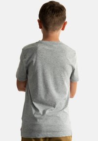 Lichtgrijze katoenen T-shirt met korte mouwen en een ronde hals, met een gladde textuur en een klein merketiket aan de zoom.
