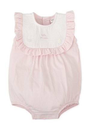Pelele de algodón rosa claro con escote con volantes y canesú blanco a rayas, con dos pequeños botones y aberturas elásticas en las piernas.