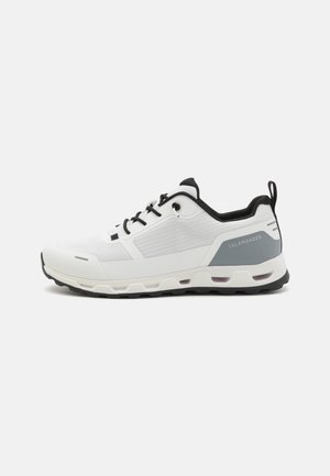 Trainers - white