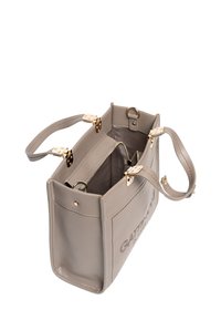 Beige neplederen handtas met gouden hardware, open bovenkant, dubbele handvaten en een met rits afsluitbaar binnenvak voor opslag.