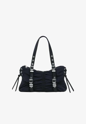 Mustast kangast käekott koos kokkupõimitud külgedega, hõbedaste metalldetailide, kahe käepidemega rihmade ja lukkudega. Külgedel on silmused ja paelad.