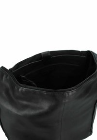 Borsa in pelle nera con una superficie liscia e chiusura con cerniera. L'interno presenta una fodera in tessuto e una piccola tasca con zip.