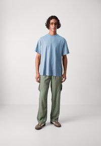 Jack & Jones PREMIUM JPRBLAHARVEY TEE UNISEX - Camiseta básica - troposphere