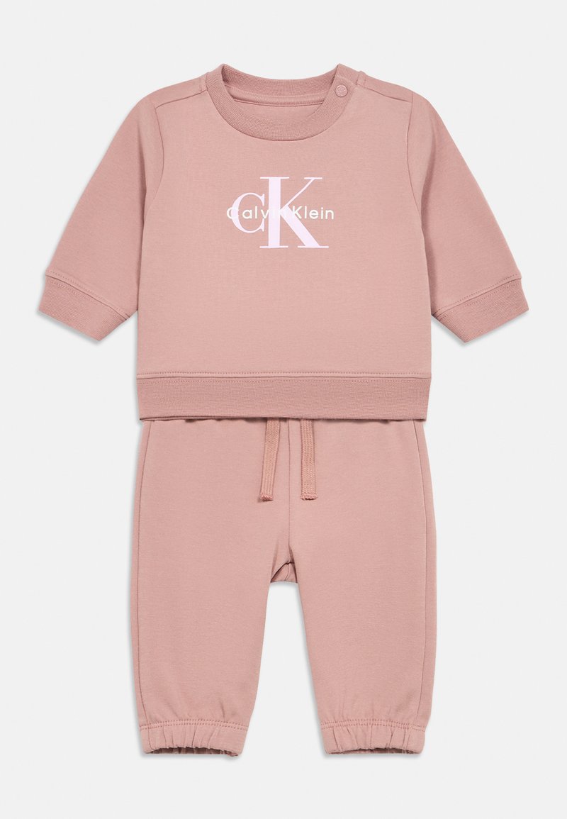 Gaiši rozā sporta krekls un bikses komplekts, mīksts kokvilnas materiāls, ar "Calvin Klein" logotipu, apaļa izgriezuma apkakle, garas piedurknes un elastīgi aproces.