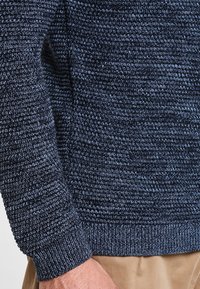 Selected Homme SLHVINCE BUBBLE CREW NECK - Pulover - dark sapphire/twisted blue mirag