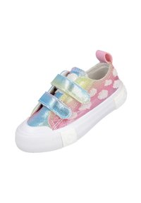 Zapatilla con cierre de Velcro, de parte superior iridiscente en rosa y azul. Presenta patrones de nubes blancas, suela de goma blanca y lengüeta en rosa.