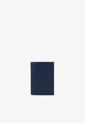 Portefeuille en cuir texturé bleu marine, de forme rectangulaire, avec un minimalisme de marque en bas, finition lisse sans matériel visible.