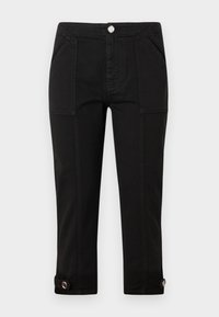 Pantalones cortos negros de mezclilla, con bolsillos delanteros, cierre de botón y un dobladillo con un acento de botón en cada pierna.