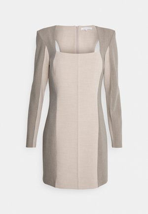Kratké sakové šaty v béžovej a šedej farbe, s hranatým výstrihom, štruktúrovanými ramenami a priliehavým strihom so zipsom na zadnej strane.