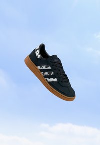 Skórzane buty dziecięce Adidas Handball Spezial za 159zł z dostawą (rozm.28-35) @ Zalando