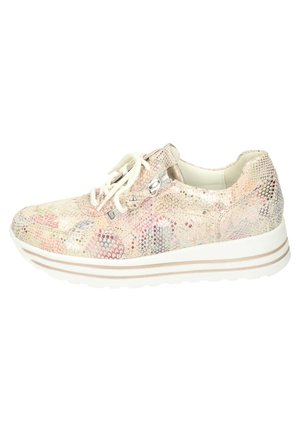 Sneakers met een getextureerd, meerkleurig slangenprintontwerp, witte veters en een chunky witte zool met een subtiele streep.