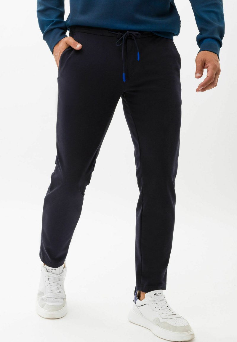 BRAX Estilo Silvio Hi-Flex: Slim Chino Pantalones, Arena, 35W X 30L Para Hombre