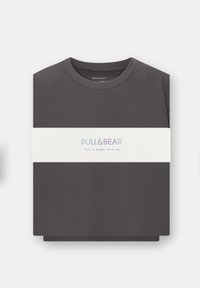 Dunkelgraues kurzärmliges T-Shirt mit rundem Halsausschnitt. Auf der Vorderseite befindet sich ein weißes Band mit "PULL&BEAR" und "Zwei sind besser als eins" in Pastellfarben.