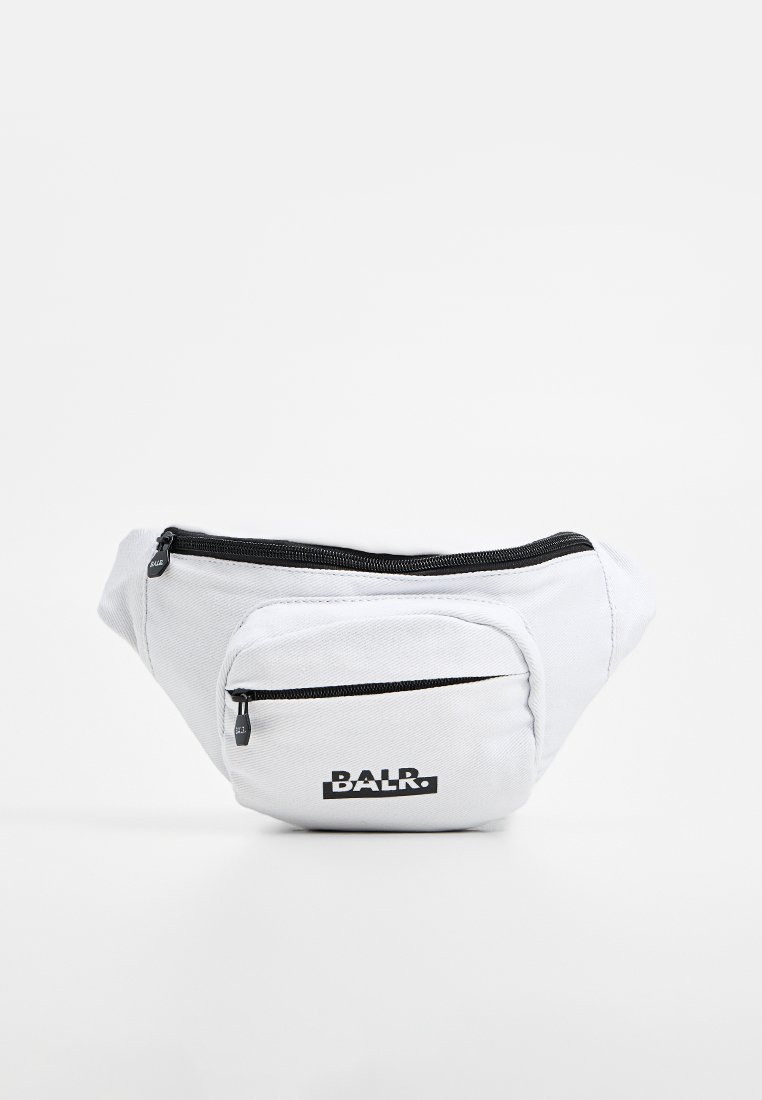 Riñonera blanca de lona con un compartimento principal con cremallera y un bolsillo frontal con cremallera. Presenta un logo negro y detalles en negro, con una forma redondeada.