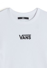Hvid ribbet T-shirt med rund halsudskæring og et sort broderet "VANS" logo på brystet. Glat tekstur.
